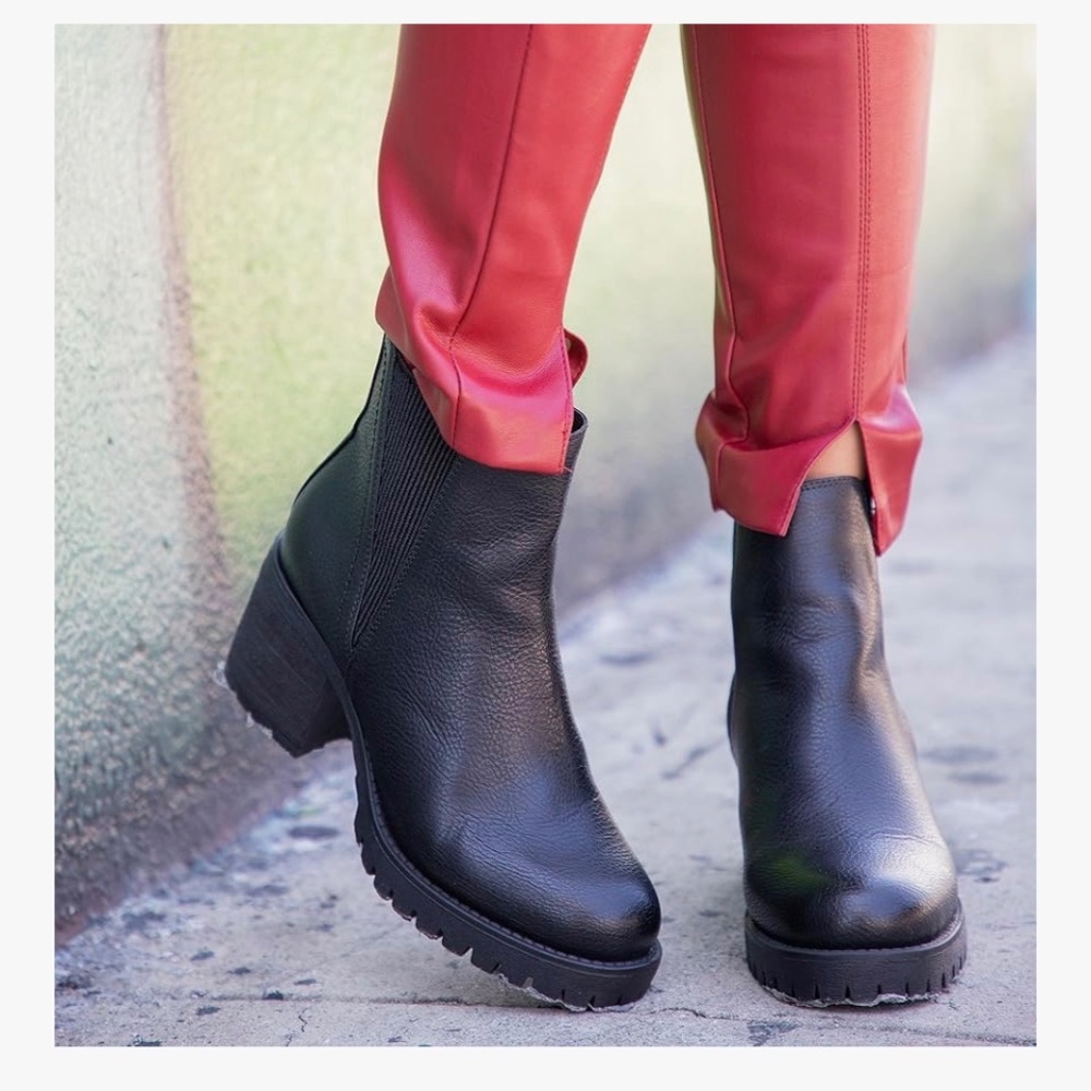 MIA Jody Womens Vegan Leather Chelsea Boots